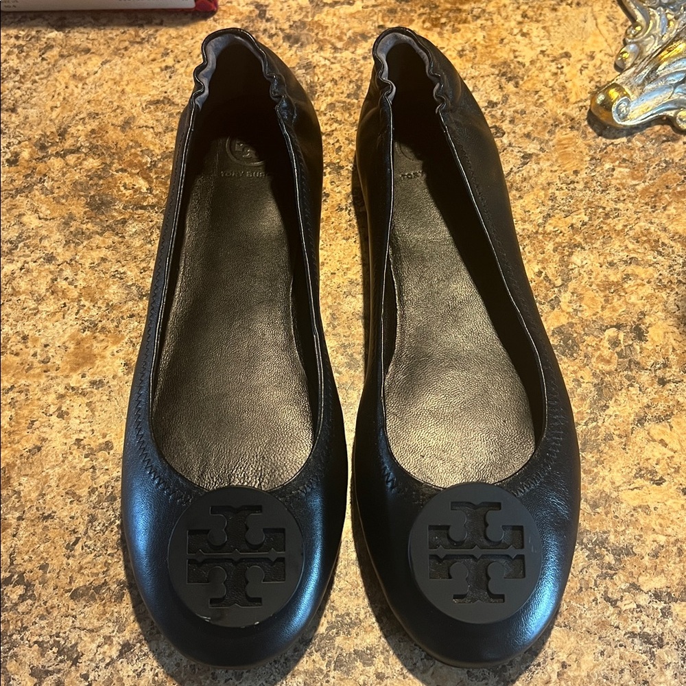 Tory Burch Minnie Travel Ballet Flat with Logo. Black size 10.5